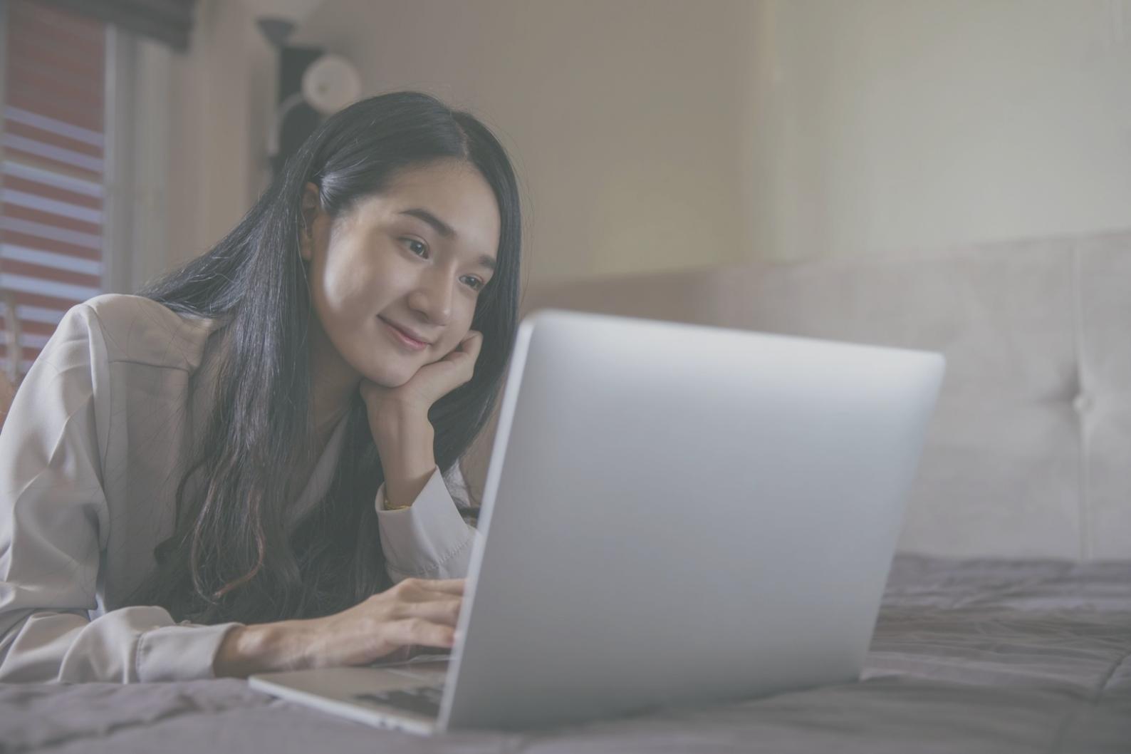 Dashboard financiar interactiv pe ecran laptop